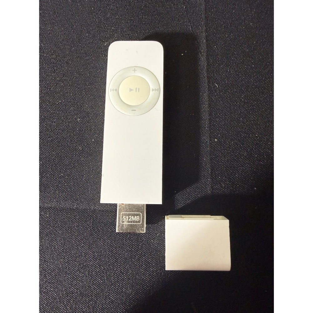 Apple iPod Shuffle 1st Gen 512MB White EUC Vintage USB MP3 Player M9724LL/A